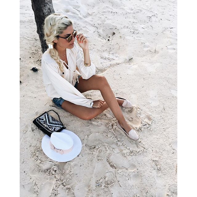 Blouses & braids today on the beach 🐚@norestforbridget